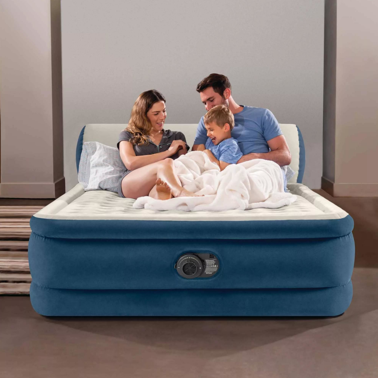 Intex 64460 Luftbett mit Kopfteil integrierte Luftpumpe Gästebett 229x152x79cm